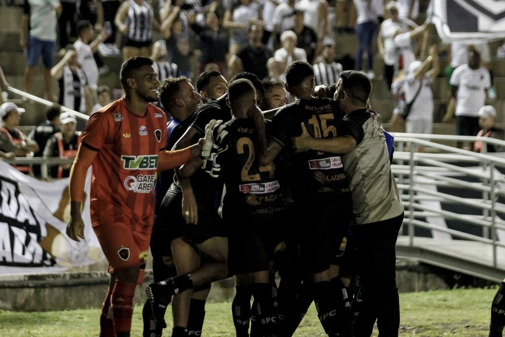 Jogadores do Botafogo-PB comemorando um dos gols contra o Nacional de Patos — Foto: Cristiano Santos / Botafogo-PB