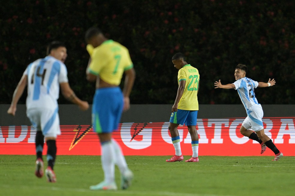 Subiarte comemora o primeiro gol da Argentina sobre o Brasil no Sul-Americano Sub-20 — Foto: JUAN BARRETO / AFP