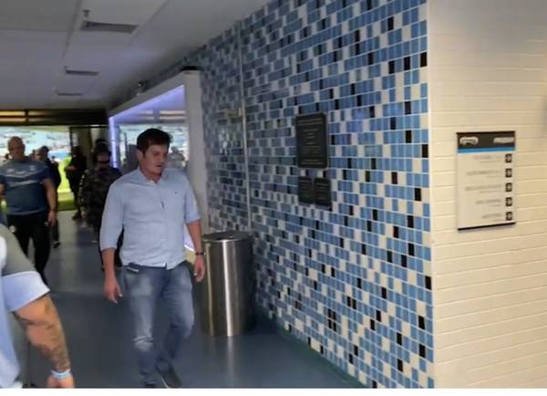 Dirigente do Grêmio discute com auxiliar do Palmeiras e se irrita com a arbitragem; veja vídeo