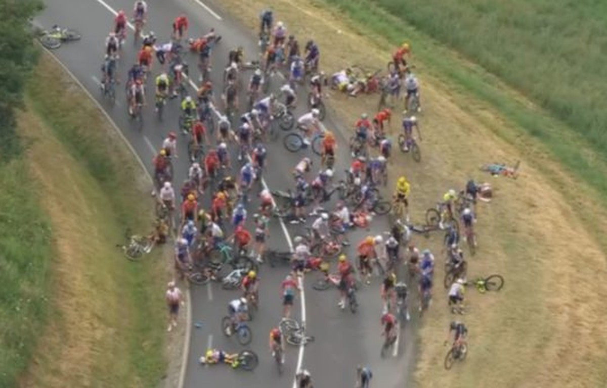 Un accident impliquant plus de 30 cyclistes interrompt l’étape du Tour de France |  vélo