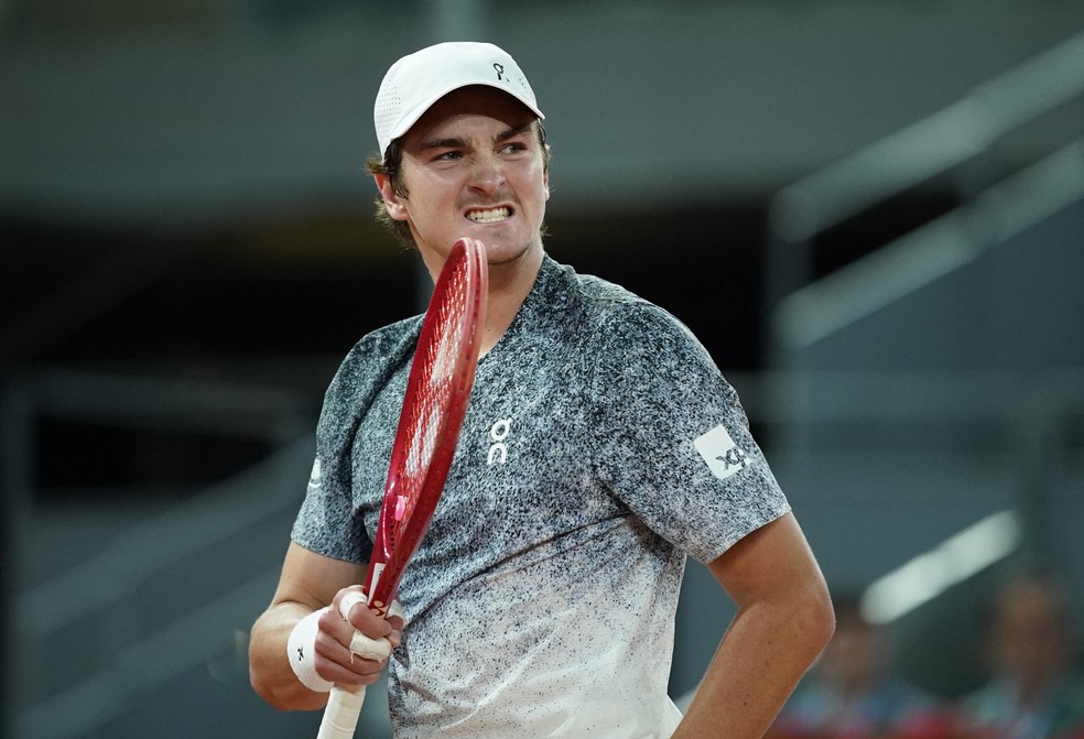 João Fonseca em ação na terceira rodada do Madrid Open — Foto: Reuters