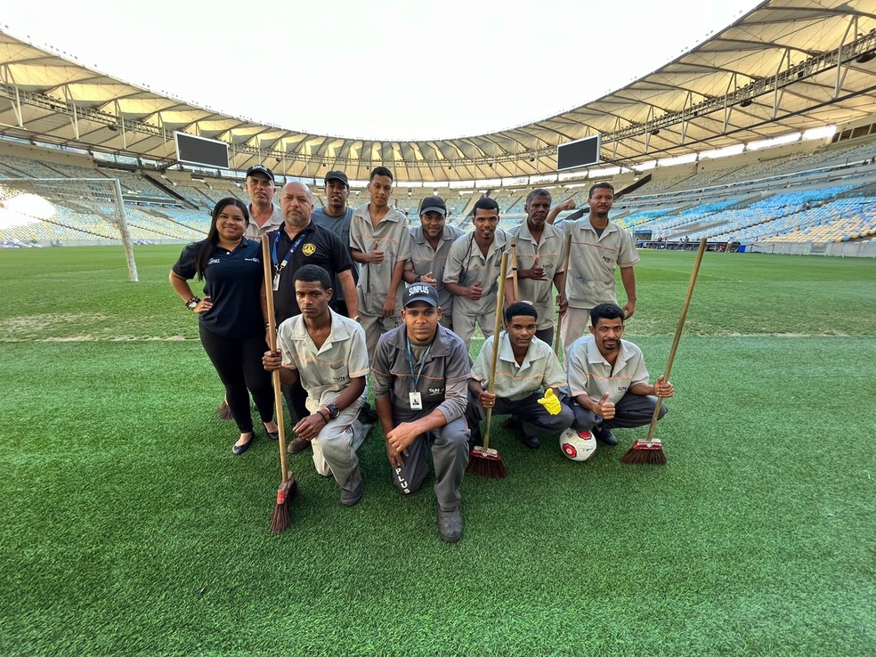 Alguns dos funcionários da limpeza no Maracanã — Foto: Ivan Raupp