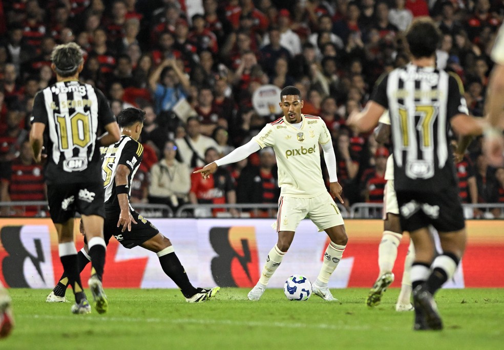 Samuel Lino foi o destaque rubro-negro em Flamengo x Atltico-MG  Foto: Andr Duro/ge