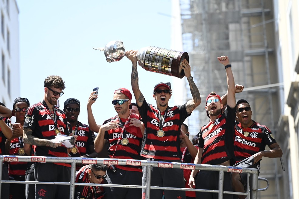 Taça do Flamengo com duréx — Foto: André Durão
