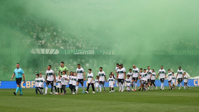 Coritiba na entrada em campo no jogo contra o Athletic