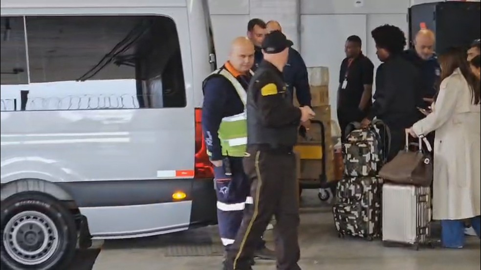 Willian chega a Porto Alegre para assinar com o Grêmio