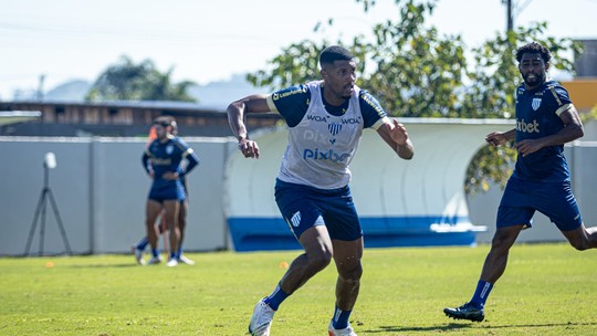 Zagueiro do Avaí quebra dedo da mão e vira desfalque contra o Sport