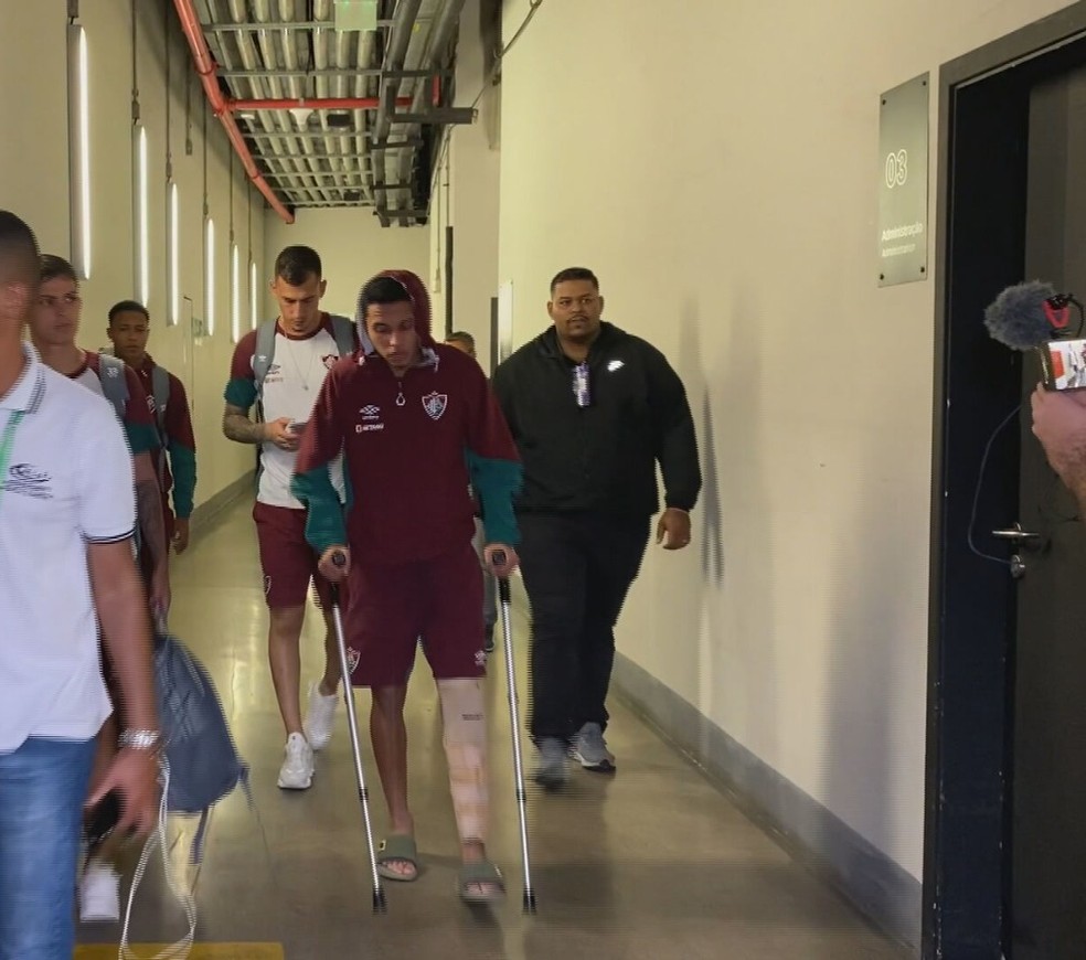 Alexsander, do Fluminense, deixou Mineir�o de muletas � Foto: Alice Brum / TV Globo