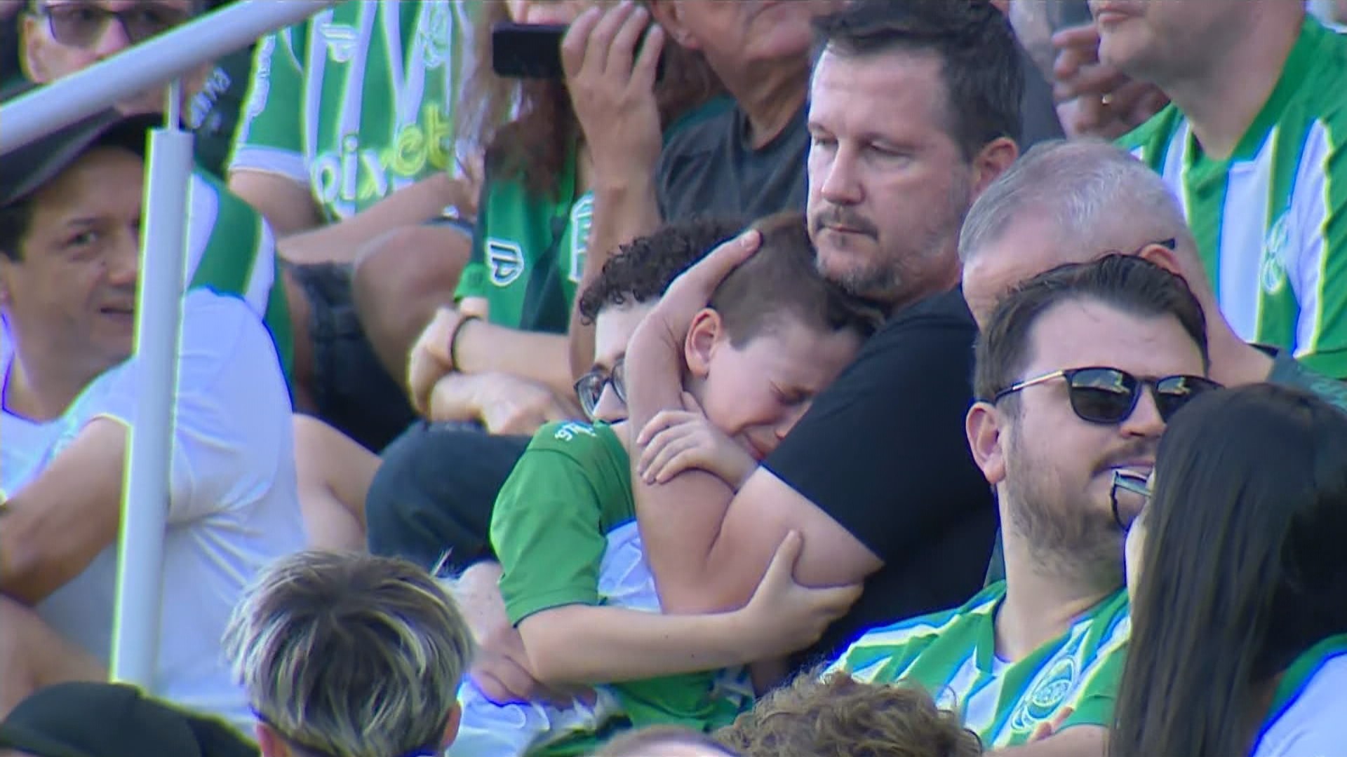Torcida do Juventude expulsa criança por ganhar camisa do Grêmio