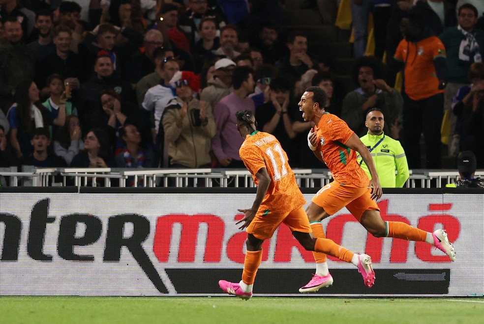 Guéla Doué celebra gol em vitória da Costa do Marfim contra a França em amistoso antes da Copa do Mundo
