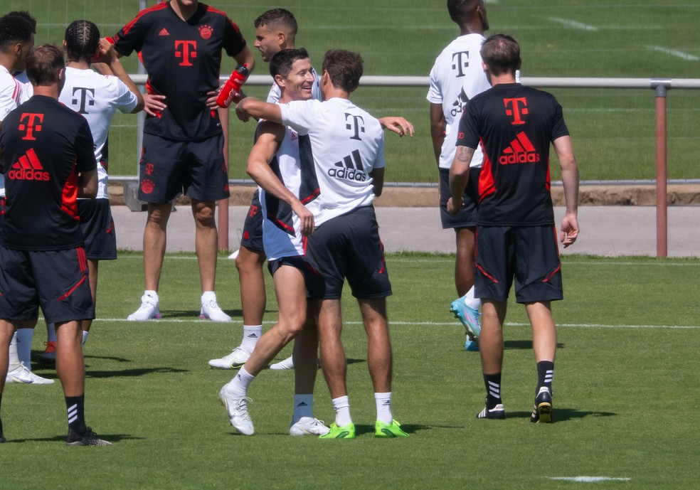 Lewandowski deve assinar com Barcelona por 3 temporadas, diz TV