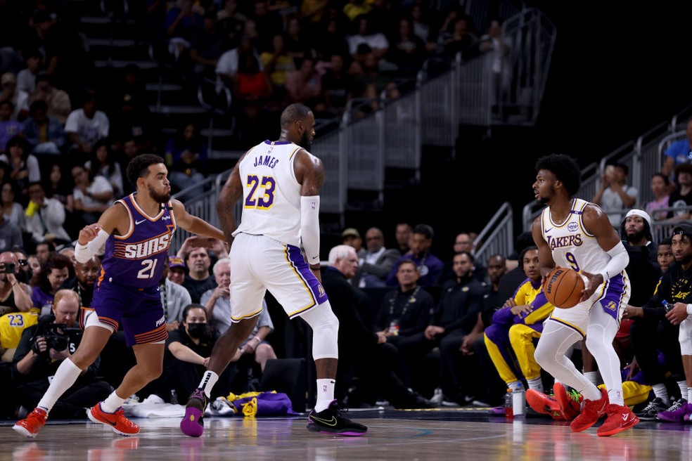 LeBron e Bronny em a&ccedil;&atilde;o pelos Lakers &mdash; Foto: Getty Images