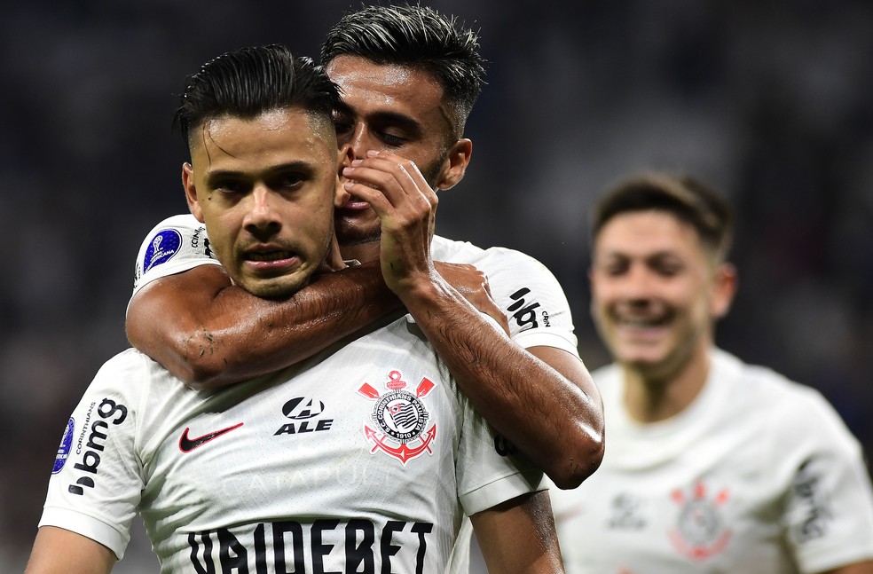 Romero e Fausto Vera comemoram o gol do Corinthians contra o Nacional — Foto: Marcos Ribolli