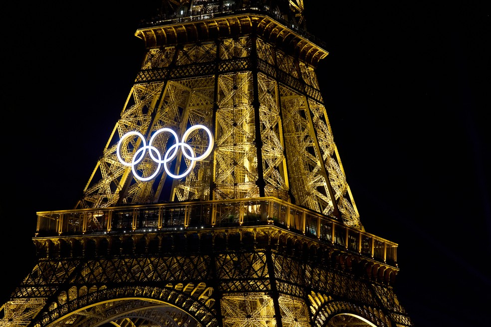 Torre Eiffel iluminada de noite com os anéis olímpicos — Foto: Getty Images