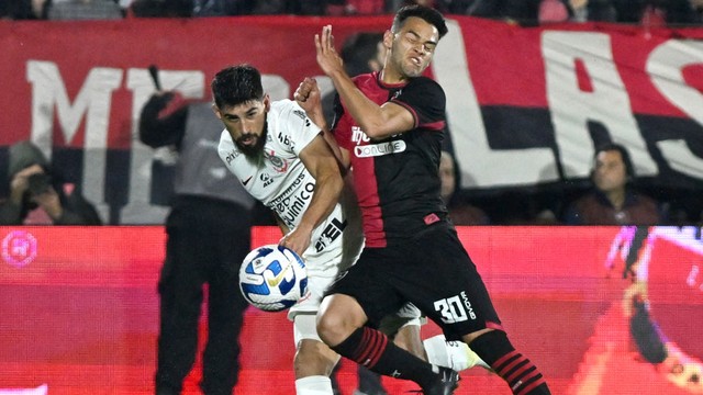 Bruno Méndez disputa bola em Newell's x Corinthians