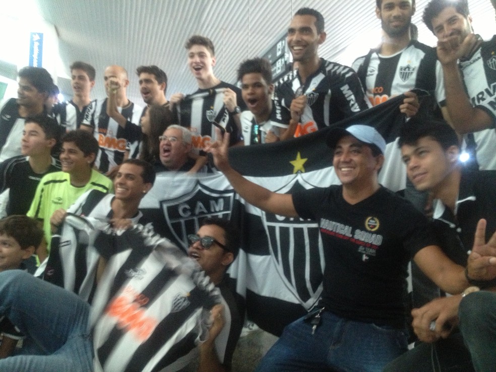 Torcedores no aeroporto de Palmas esperando Ronaldinho Gaúcho