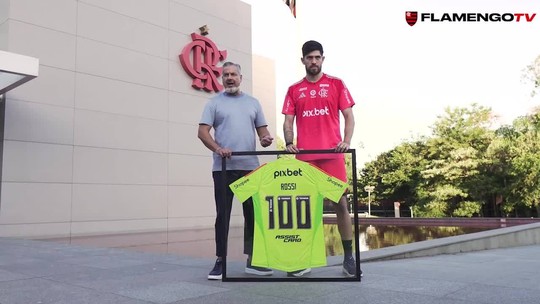 Rossi faz lobby no Fla após tentativa de assalto: "Brinquei para renovar agora que aconteceu isso" - Goleiro é homenageado por atingir marca de 100 jogos e diz querer ficar mesmo após susto