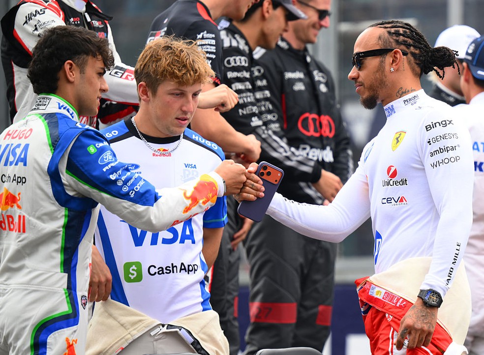 Lewis Hamilton cumprimenta Arvid Lindblad no GP da Austrália