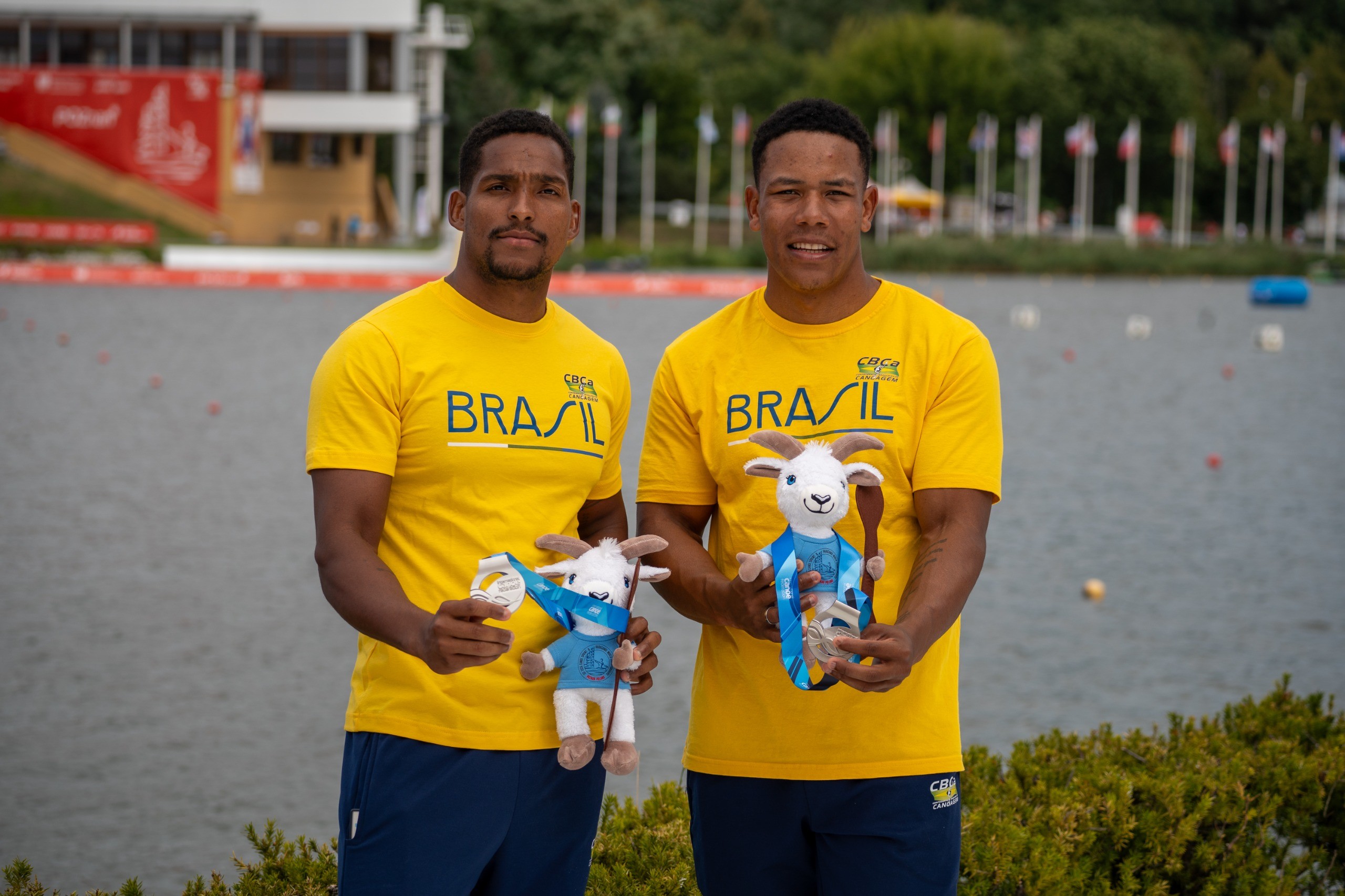 Jacky Godmann e Gabriel Assunção comemorando a medalha de prata no Mundial de Canoagem Velocidade