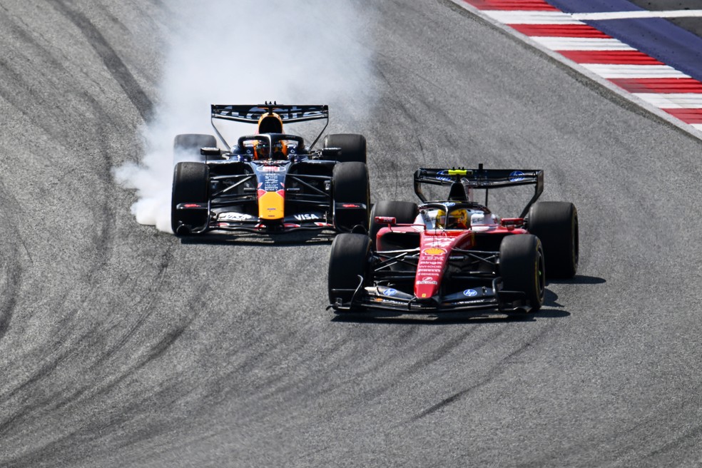 Verstappen e Hamilton brigam por posição no GP da Áustria — Foto: Guido De Bortoli/LAT Images
