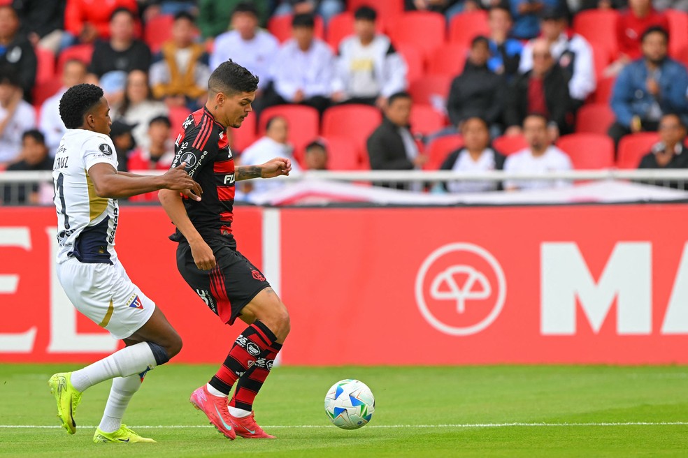 Ayrton Lucas, Flamengo, LDU, Libertadores — Foto: Rodrigo BUENDIA / AFP