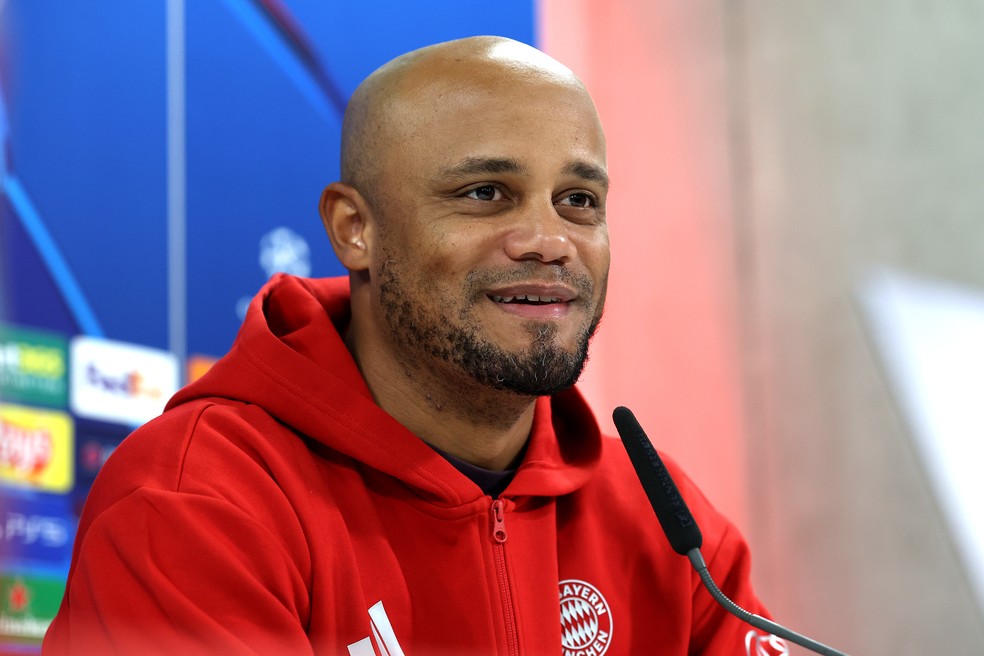 Vicent Kompany em entrevista coletiva antes da partida contra o PSG — Foto: Alexander Hassenstein/Getty Images