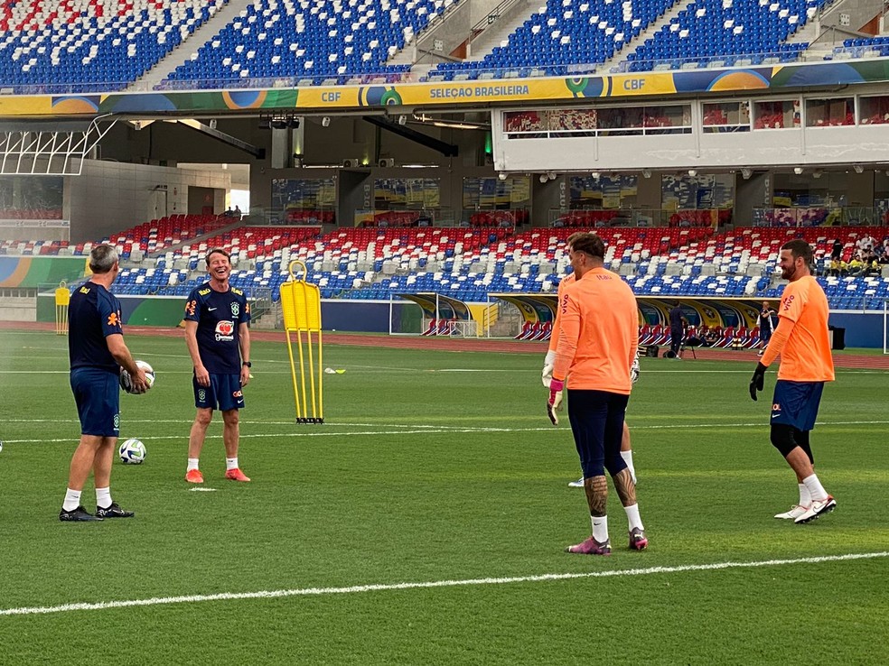 Goleiros da seleção brasileira em treino no estádio Mangueirão — Foto: Cahê Mota