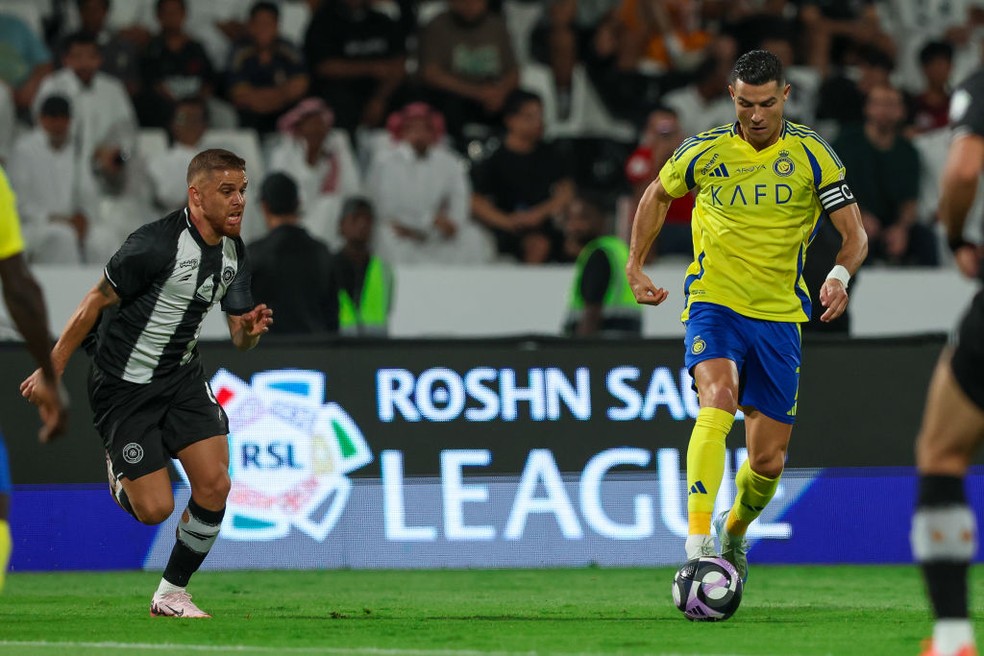 Cuéllar e Cristiano Ronaldo em Al-Shabab x Al-Nassr — Foto: Yasser Bakhsh/Getty Images