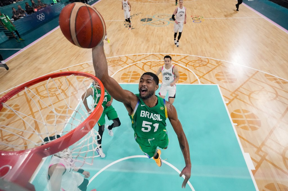 Bruno Caboclo em jogo da seleção brasileira masculina de basquete contra o Japão, em Paris 2024 — Foto: MARK TERRILL / POOL / AFP