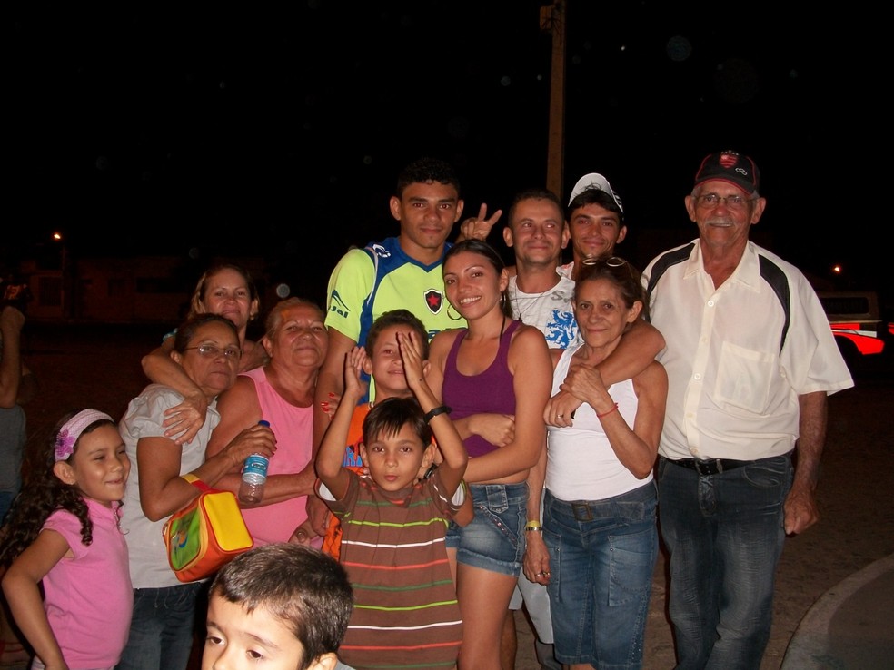 Tiquinho Soares, na base do Botafogo-PB, ao lado dos primos e primas — Foto: Arquivo Pessoal