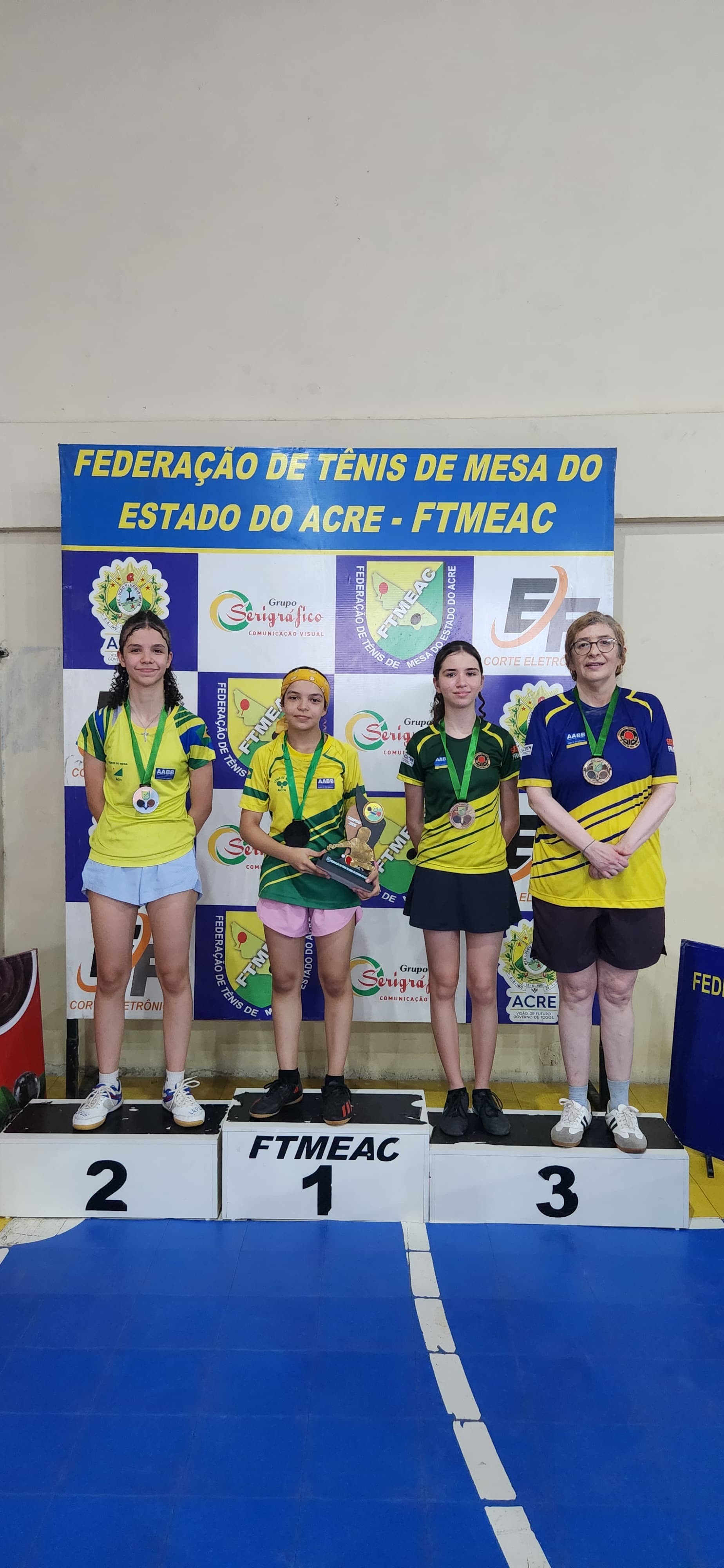 Jogadores disputando ponto durante a 4ª etapa do Circuito Acreano de Tênis de Mesa