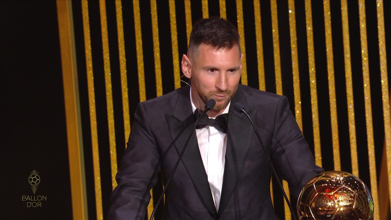 Messi recebe a Bola de Ouro pela oitava vez