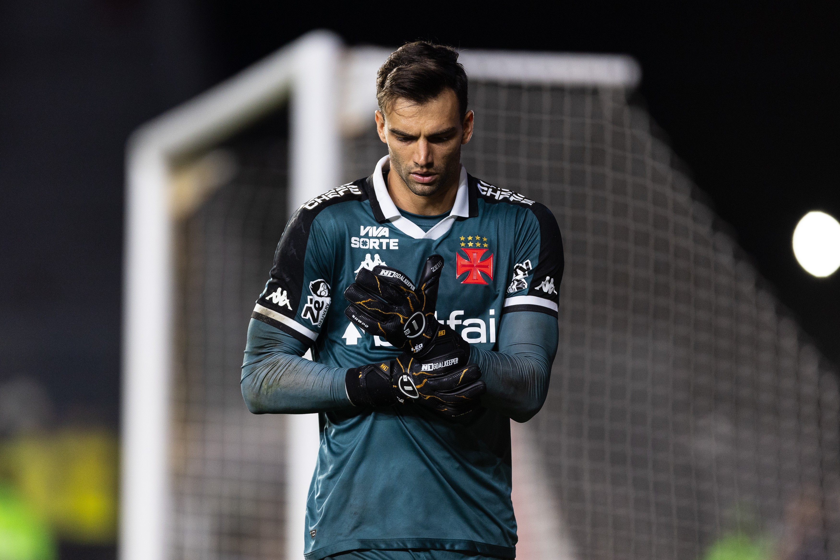 Bastidores: Vasco estica a corda e ouve mais um 