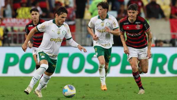 Raphael Veiga pede postura e responsabilidade no Palmeiras durante entrevista coletiva.