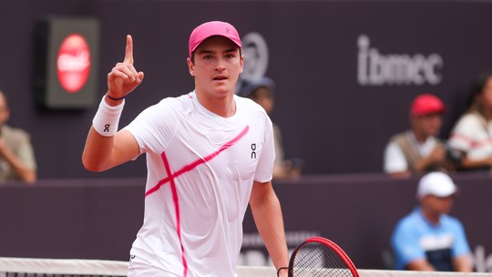 Com direito a pneu, João Fonseca vence 36º do ranking e vai às oitavas do Rio Open 