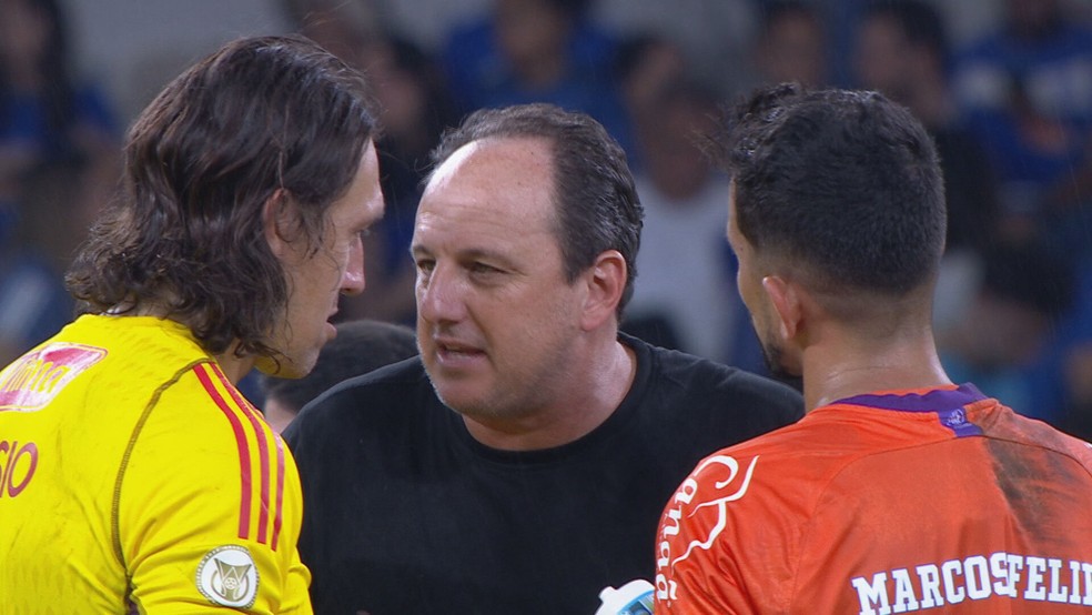 Rogério Ceni conversa com Cássio após Cruzeiro x Bahia