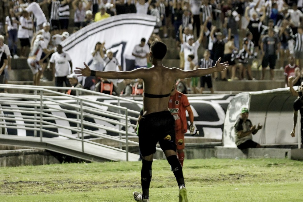 Erick comemora o seu gol marcado contra o Nacional de Patos — Foto: Cristiano Santos / Botafogo-PB