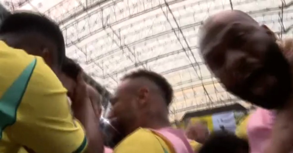 Igor Thiago dá tapa em câmera