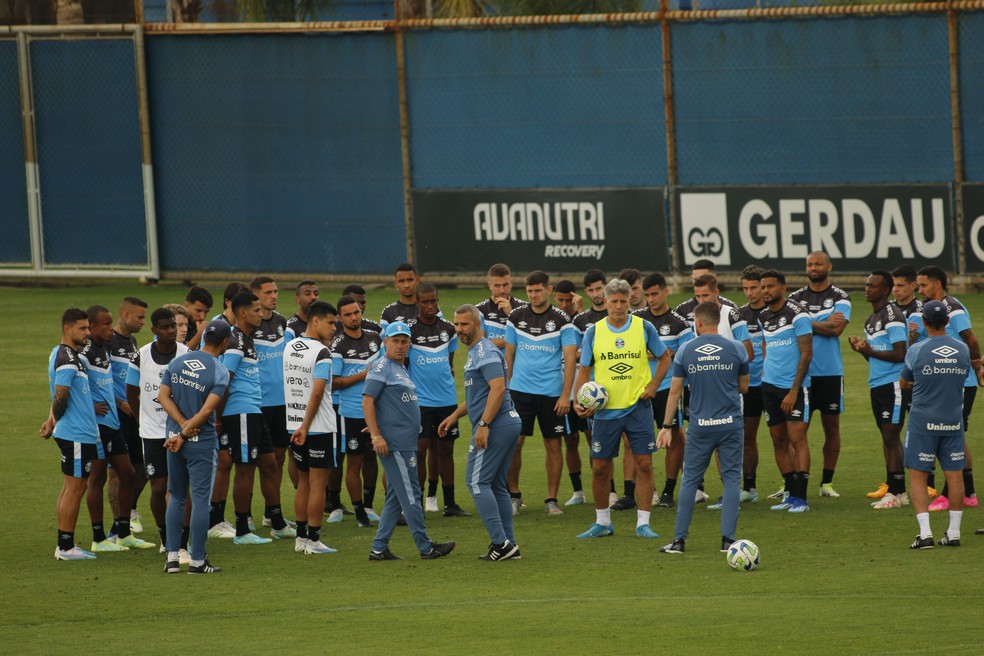 Renato conversa com grupo do Grêmio — Foto: Tomás Hammes