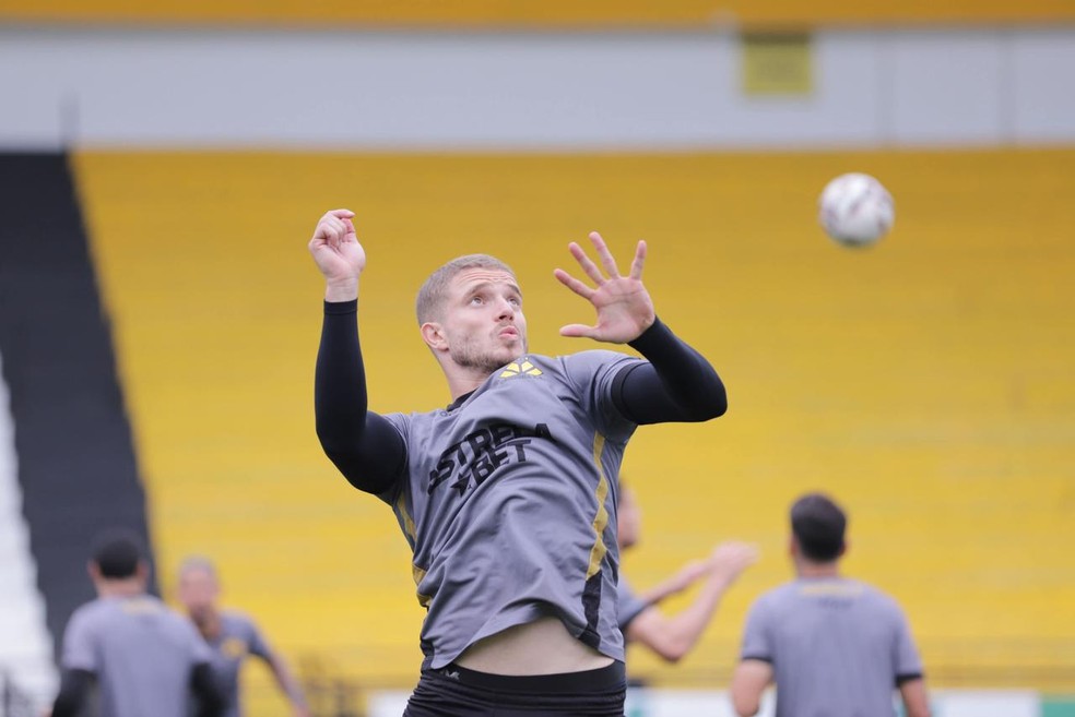 Léo Naldi em treino do Criciúma