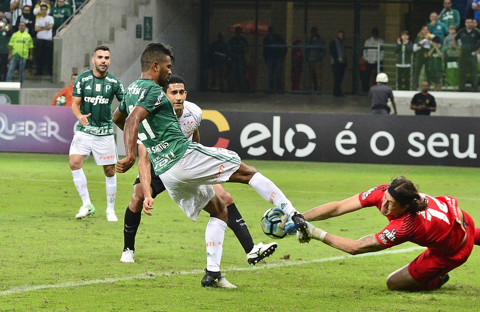 Cássio em clássico contra o Palmeiras em 2017 — Foto: Marcos Ribolli