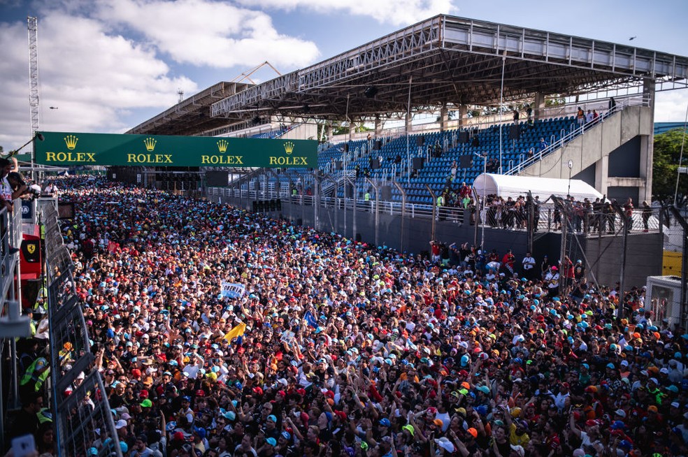 Fãs comemoram GP de São Paulo de F1 2023 após fim da corrida — Foto: Victor Eleuterio ATPImages/Getty Images