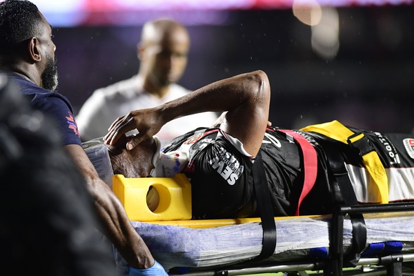 Melhoras craque!! Jogador do Primavera cai desacordado após choque de cabeça e deixa estádio de ambulância 