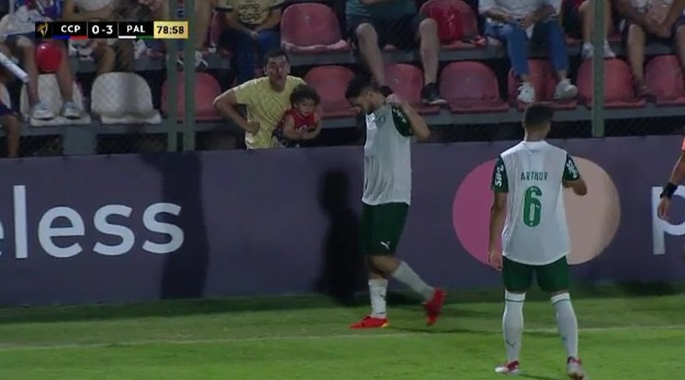 Torcedor imita macaco na direção de Luighi, do Palmeiras — Foto: Reprodução