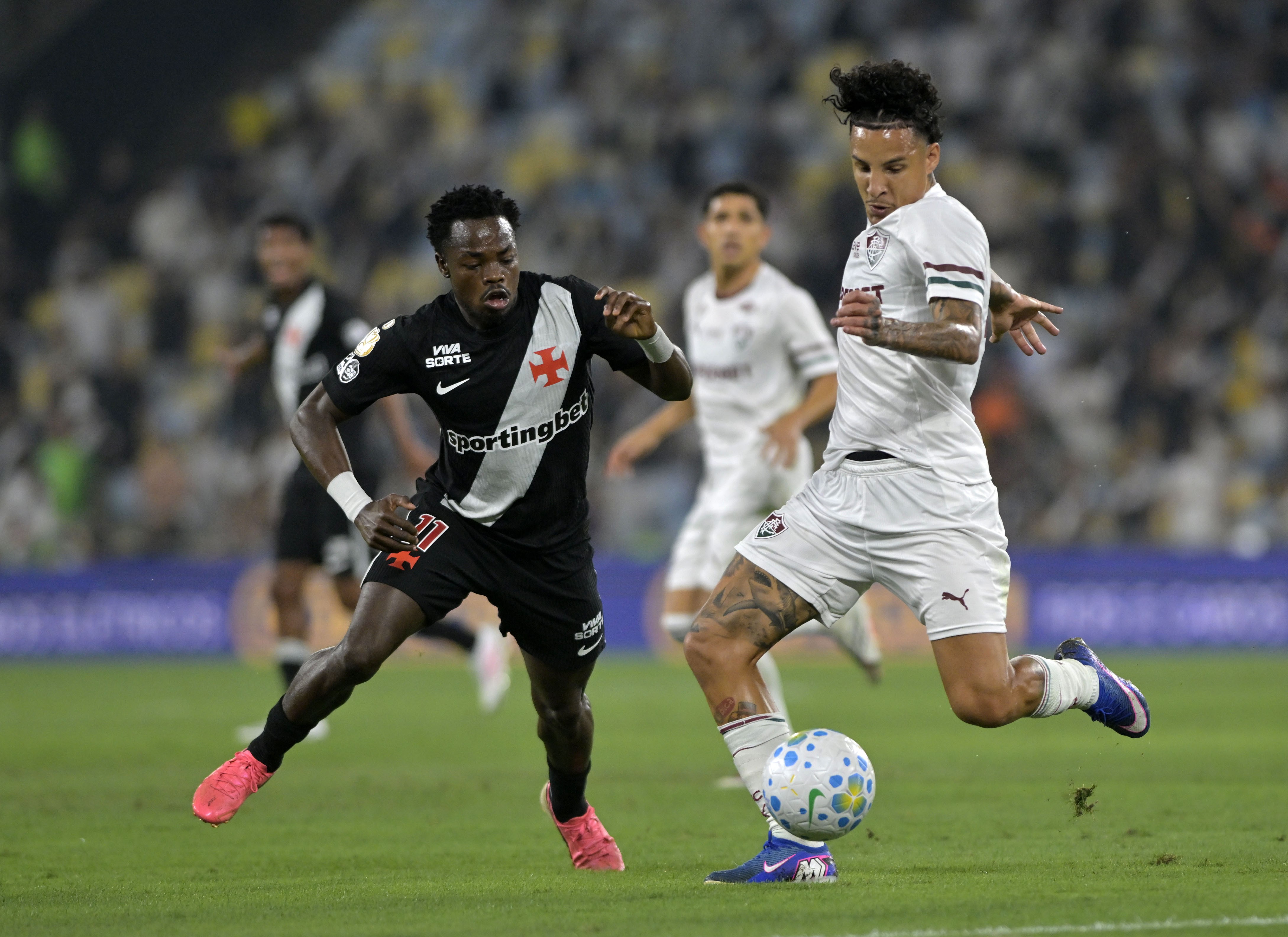 Sem Renê, Arana ganha nova oportunidade para recuperar espaço no Fluminense