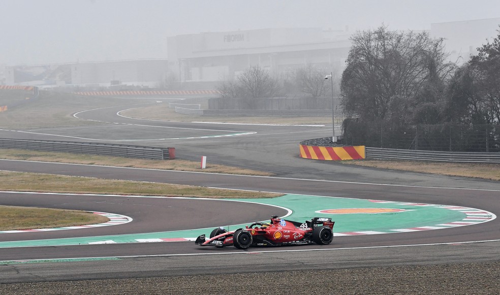 Lewis Hamilton dirige carro da Ferrari em teste na Itália — Foto: Jennifer Lorenzini/Reuters