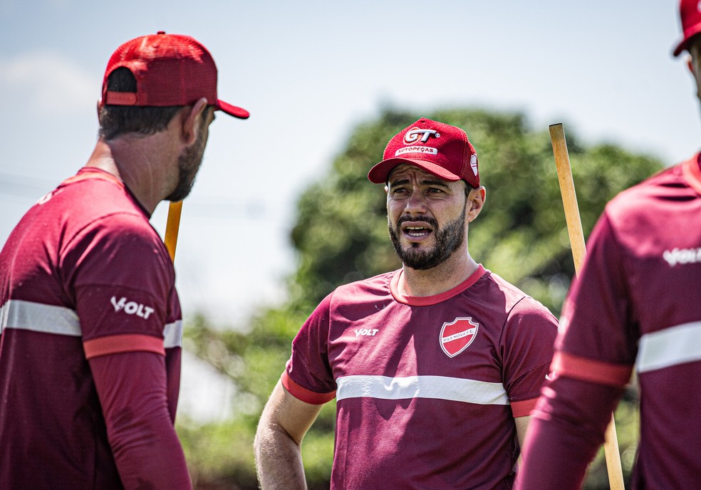 Ariel Mamede, auxiliar técnico do Vila Nova, comandará o Tigrão no domingo — Foto: Roberto Corrêa / Vila Nova F.C.