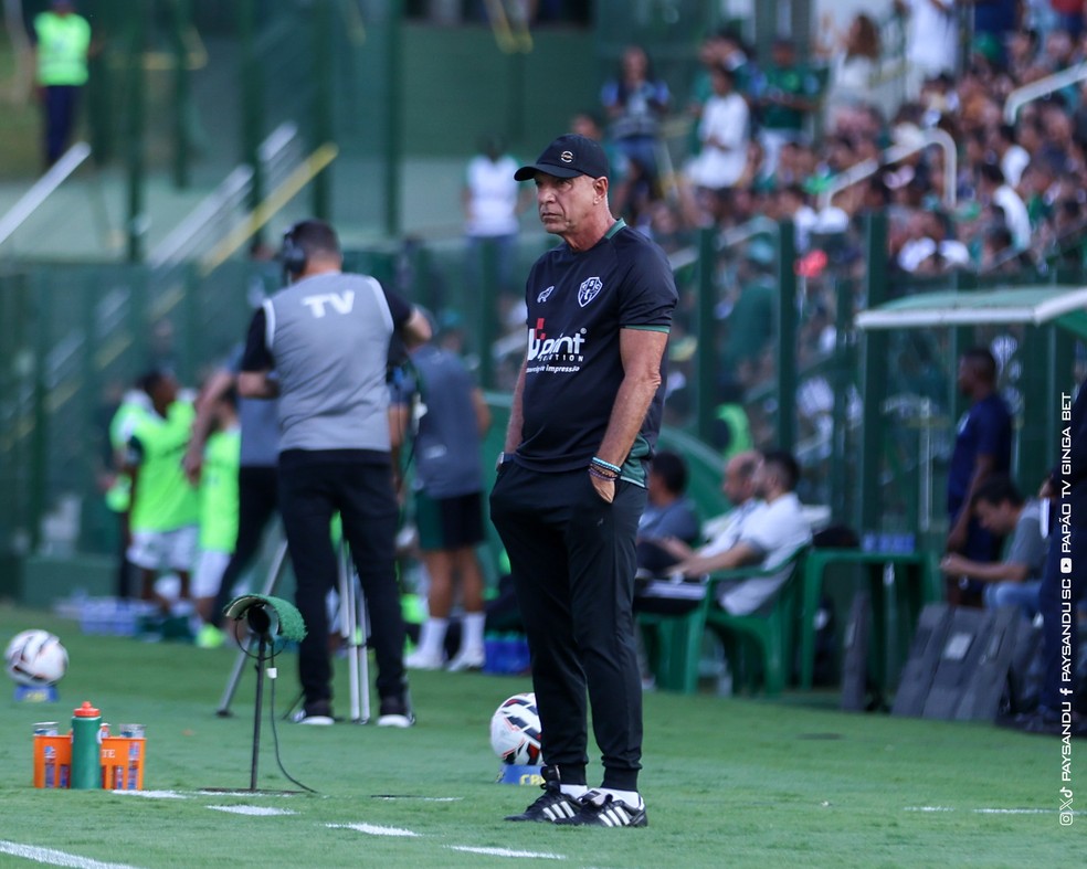 Márcio Fernandes comandando o Paysandu em partida pela Série B.