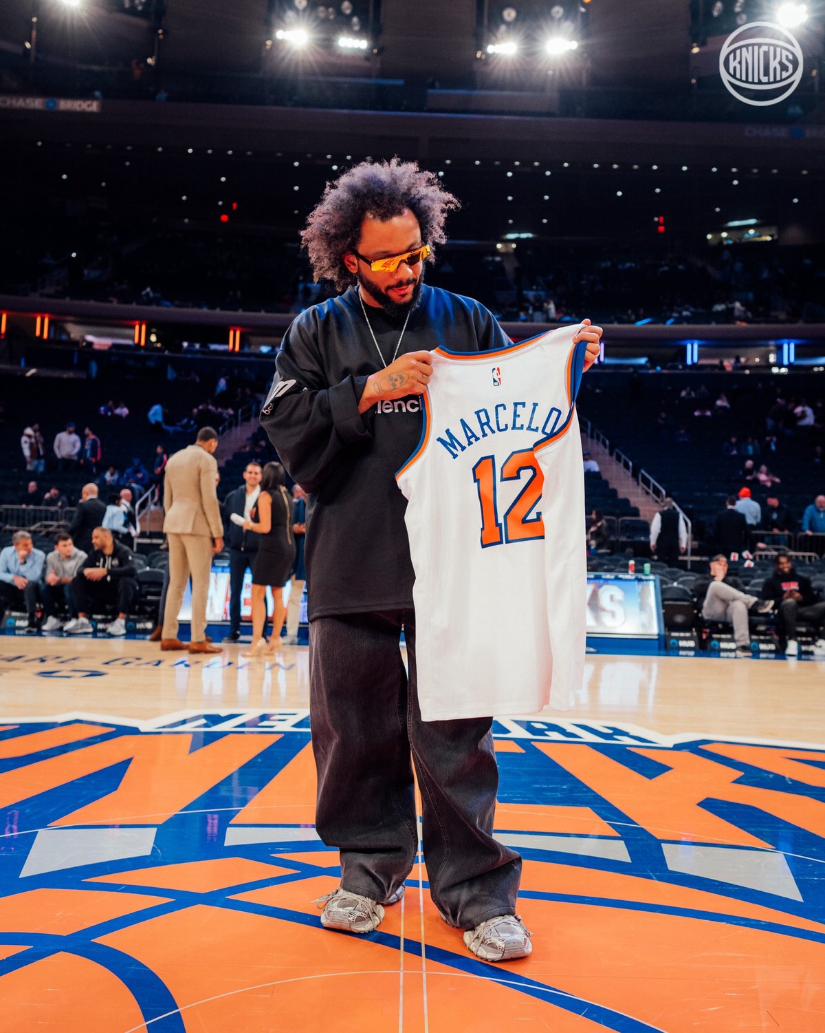 Marcelo prestigia jogo dos Knicks e ganha camisa personalizada, nba