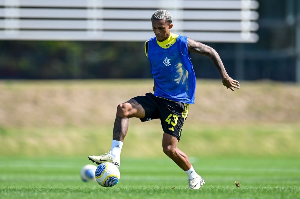 Wesley em ação no treino do Flamengo — Foto: Marcelo Cortes / CRF
